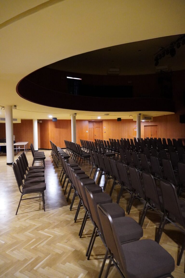 Széksorok a rendezvényteremben