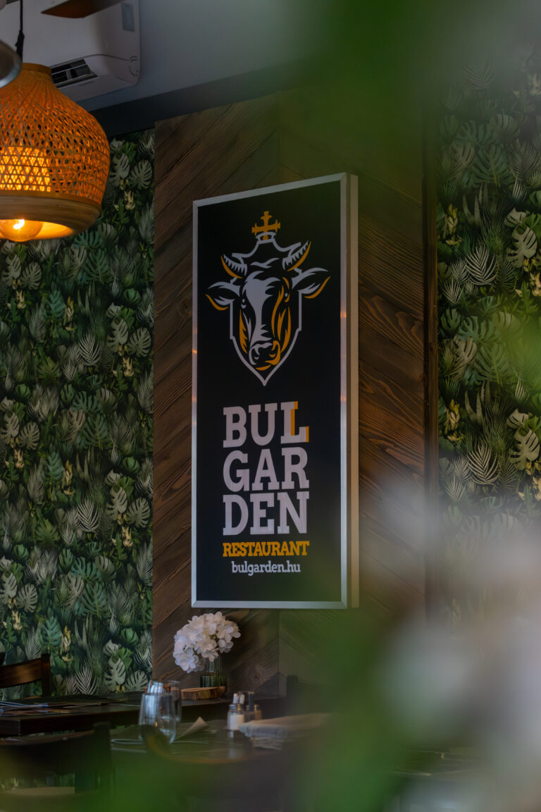 Bullgarden tábla a növényfalon