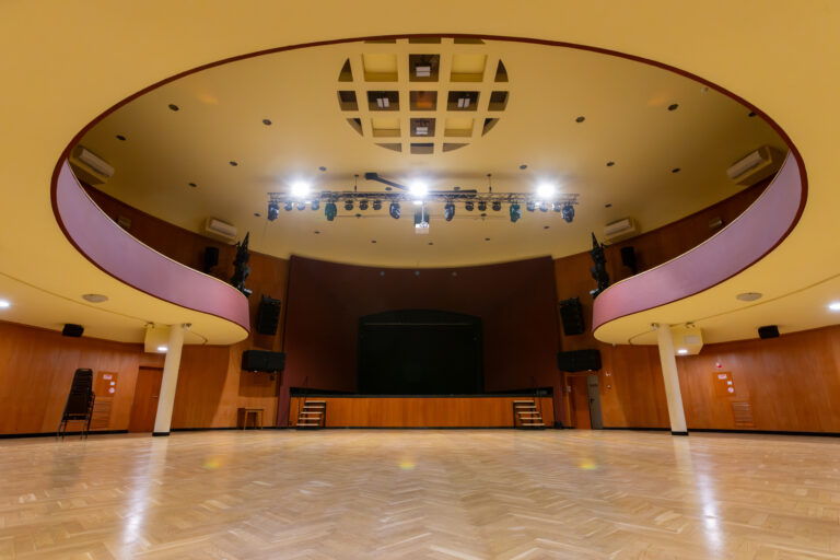 A rendezvényterem színpaddal