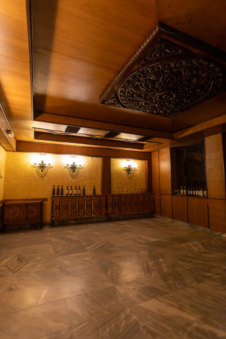 A borozó faburkolatos terme