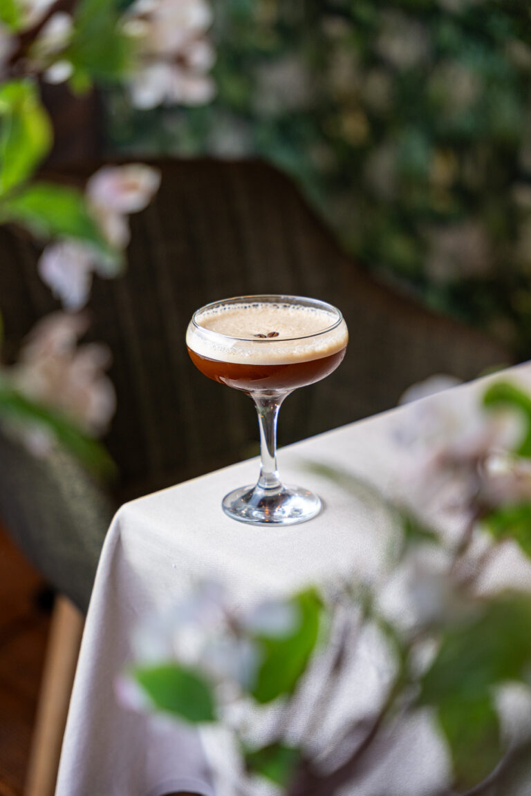 Espresso martini virágok között
